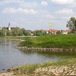 Blick über die Elbe auf Schloss Coswig